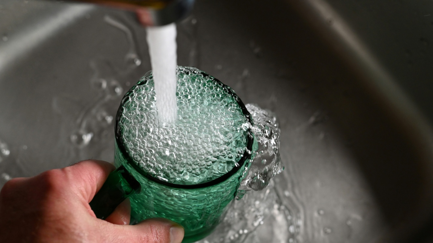 Tapwater filling in a green glass