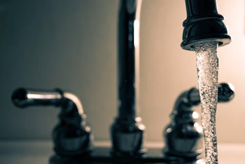 Example of sputtering faucet water caused by trapped air, pressure imbalance, or developing pipe blockage inside residential plumbing systems