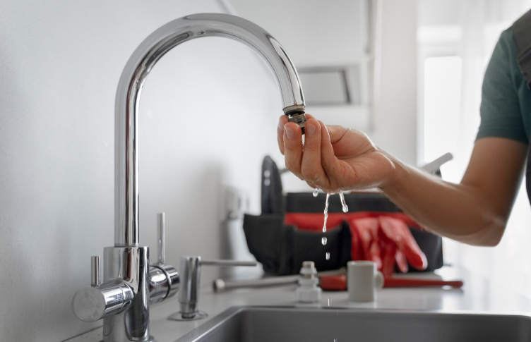Kitchen sink water spraying unevenly due to pressure fluctuations Caption: Pressure imbalance causing irregular flow