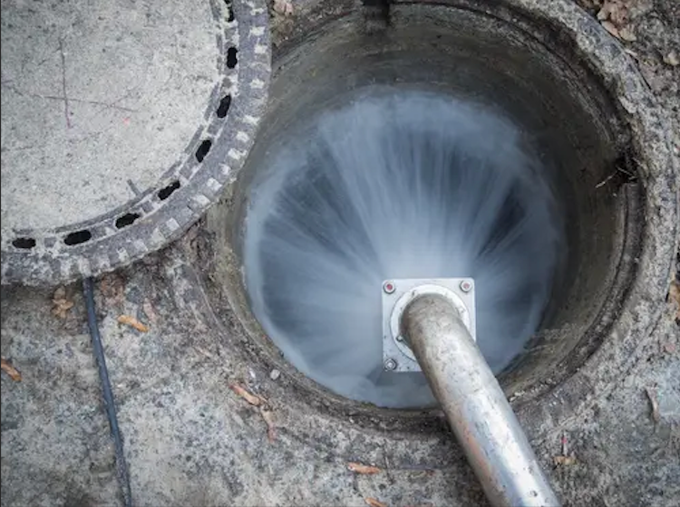 Deep cleaning using hydro jetting services