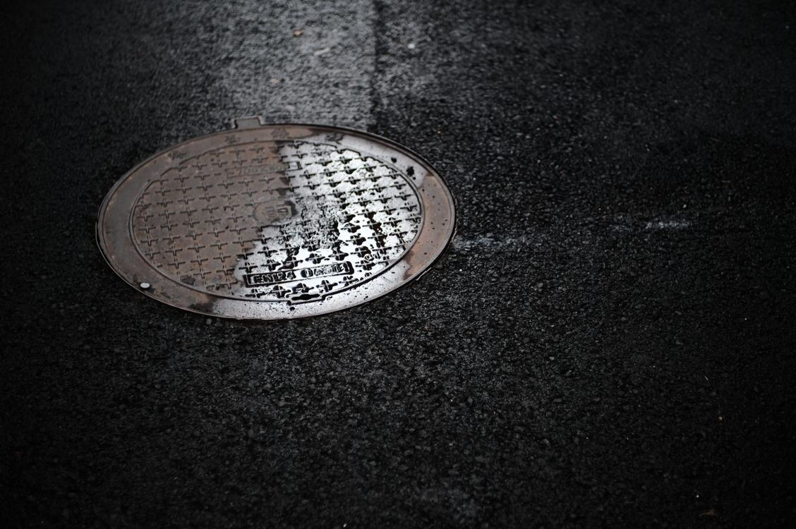 Bad smell coming from drain indicating sewer problem caption: